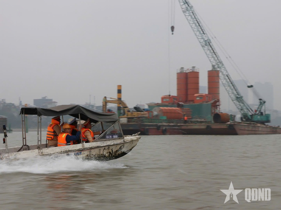  Bảo đảm an toàn đường thủy khi thi công trên sông Hồng